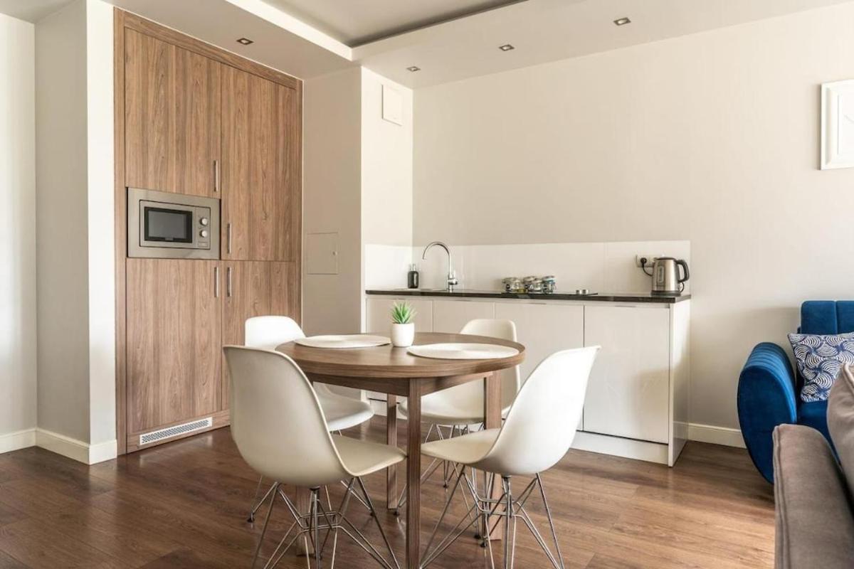Urban Chic - One Bedroom - Luxury Stays&wronia118 Apartament *