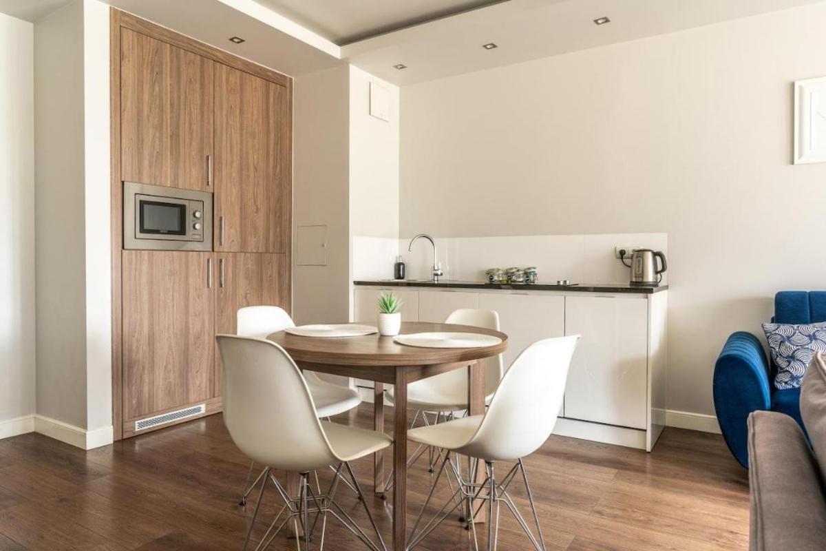 Urban Chic - One Bedroom - Luxury Stays&wronia118 *